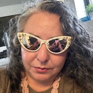 Meet your Posher, Deborah